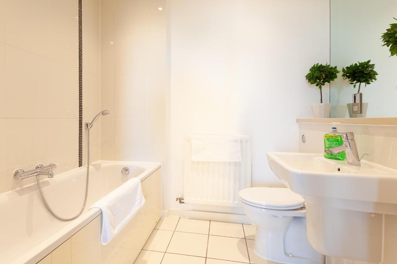 2 Bedroom 2 Bathroom Apartment In Central Milton Keynes With Free Parking And Smart Tv - Contractors, Relocation, Business Travellers Luaran gambar